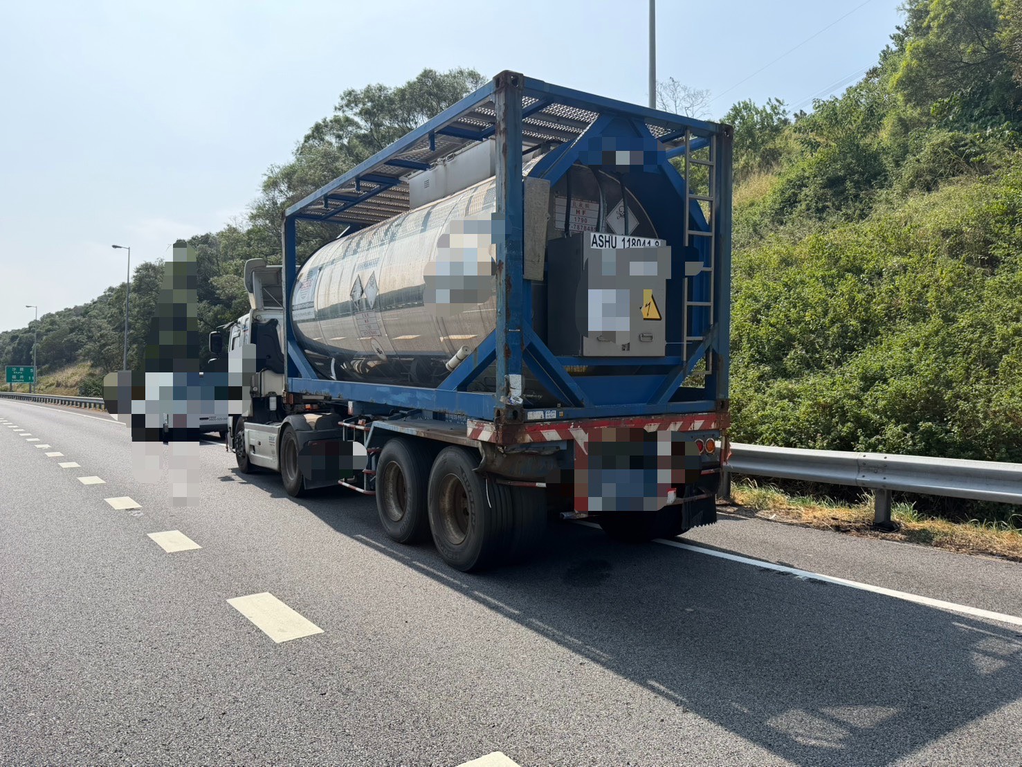 國道3號南向清水路段兩輛營業半聯結車發生擦撞,其中一車載運氫氟酸,經專業人員檢測確認未發生危險物品洩漏。