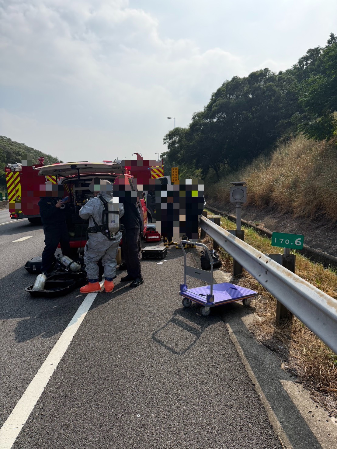 國道3號南向清水路段兩輛營業半聯結車發生擦撞,其中一車載運氫氟酸,經專業人員檢測確認未發生危險物品洩漏。