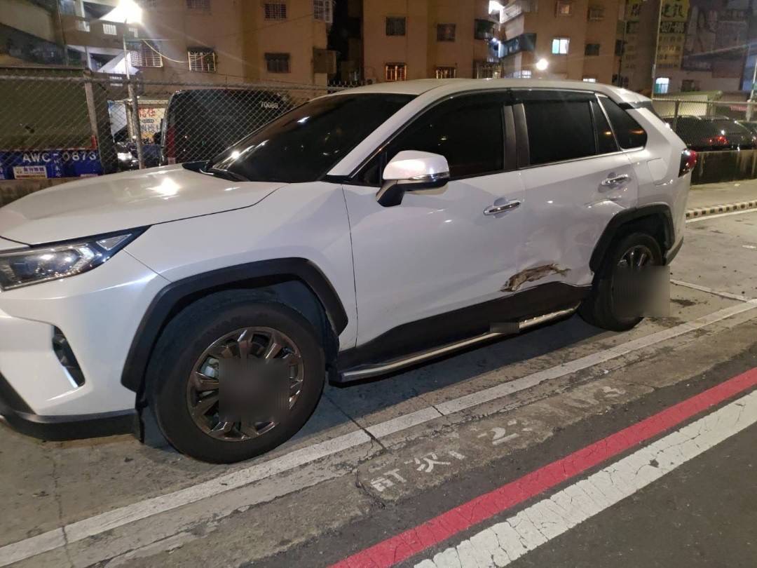 國道1號高雄路段14日晚間發生3車連環撞,其中一輛自小客車側翻橫躺車道,救援人員到場處理。(翻攝畫面)