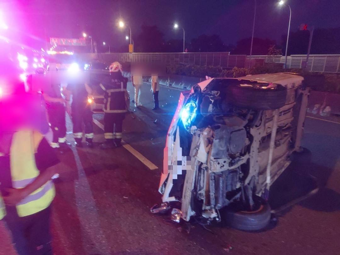 國道1號高雄路段14日晚間發生3車連環撞,其中一輛自小客車側翻橫躺車道,救援人員到場處理。(翻攝畫面)
