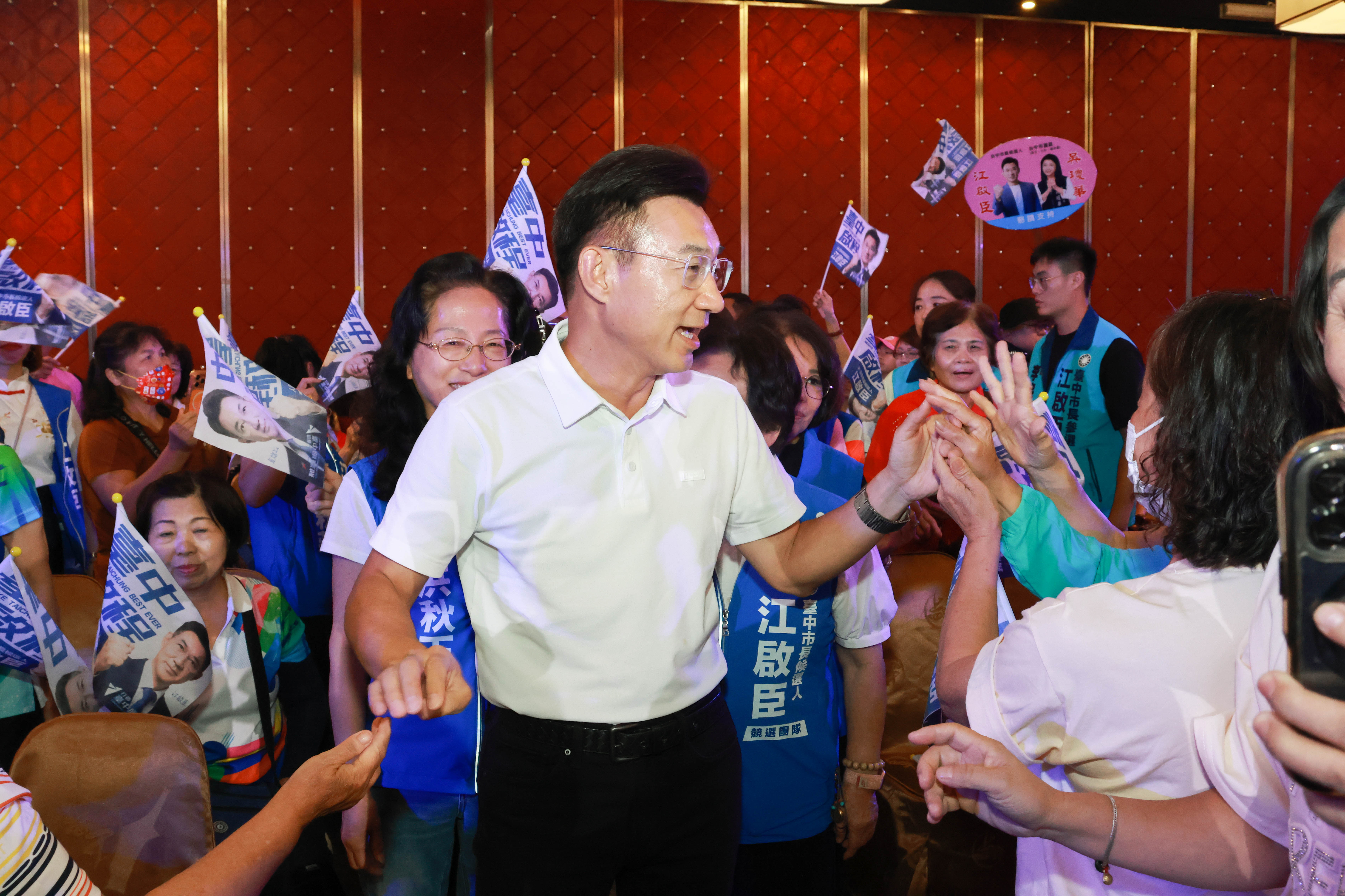 國民黨台中市長候選人江啟臣14日出席婦團後援會成立大會,提出婦幼照護、敬老愛心卡升級及女性職場培力等政策。(圖/江啟臣競選團隊提供)