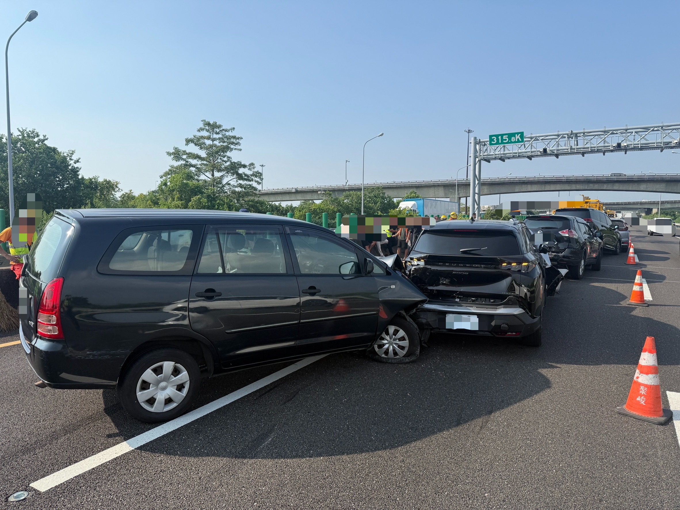 國道1號北向台南新市路段15日下午發生7車連環追撞事故,所幸無人受傷,警方已排除現場並恢復通車。(資料來源:國道公路警察局第四公路警察大隊)