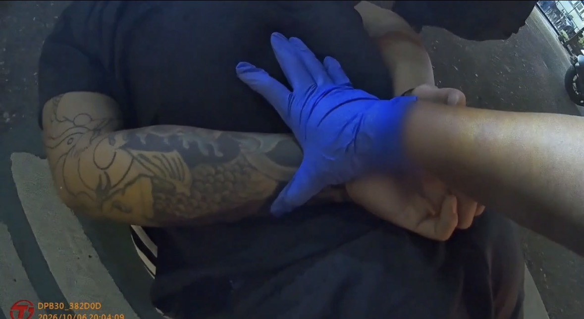 花蓮吉安鄉一名男子持空氣手槍及短刀站在路肩,警方獲報到場查緝,並查獲依托咪酯等物品。(圖/吉安警分局提供)