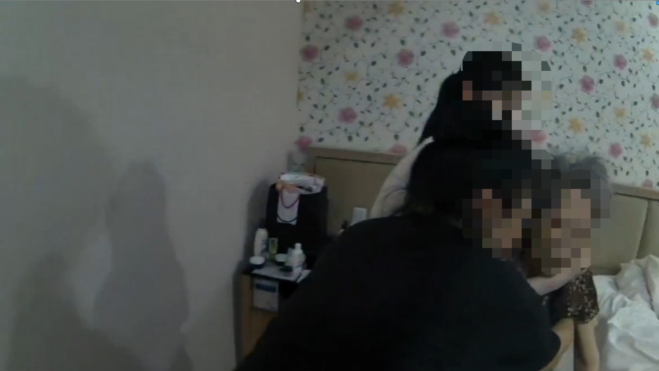 台中市北區飯店發生火警,員警邱程煜衝上6樓,將無法自行行走的82歲老婦人揹下樓,協助平安撤離。(圖/警方提供)