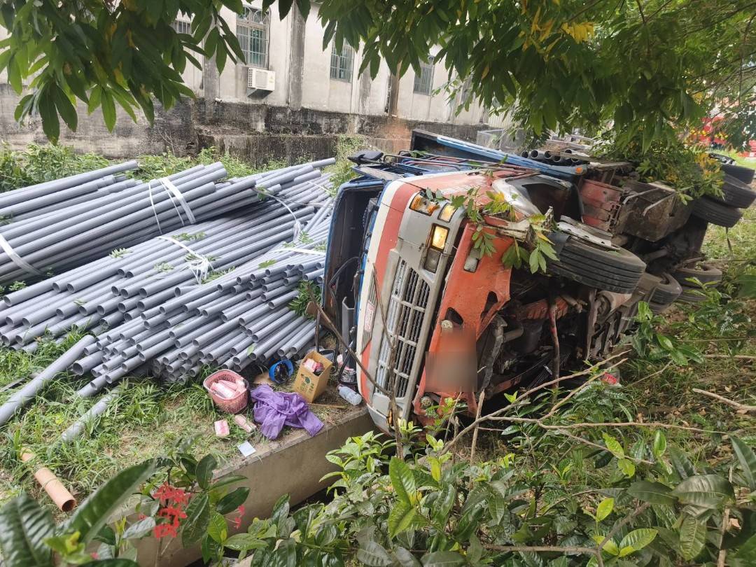 國道3號雲林斗六交流道發生大貨車失控事故,車輛撞擊護欄後側翻邊坡,所幸未造成人員受傷。