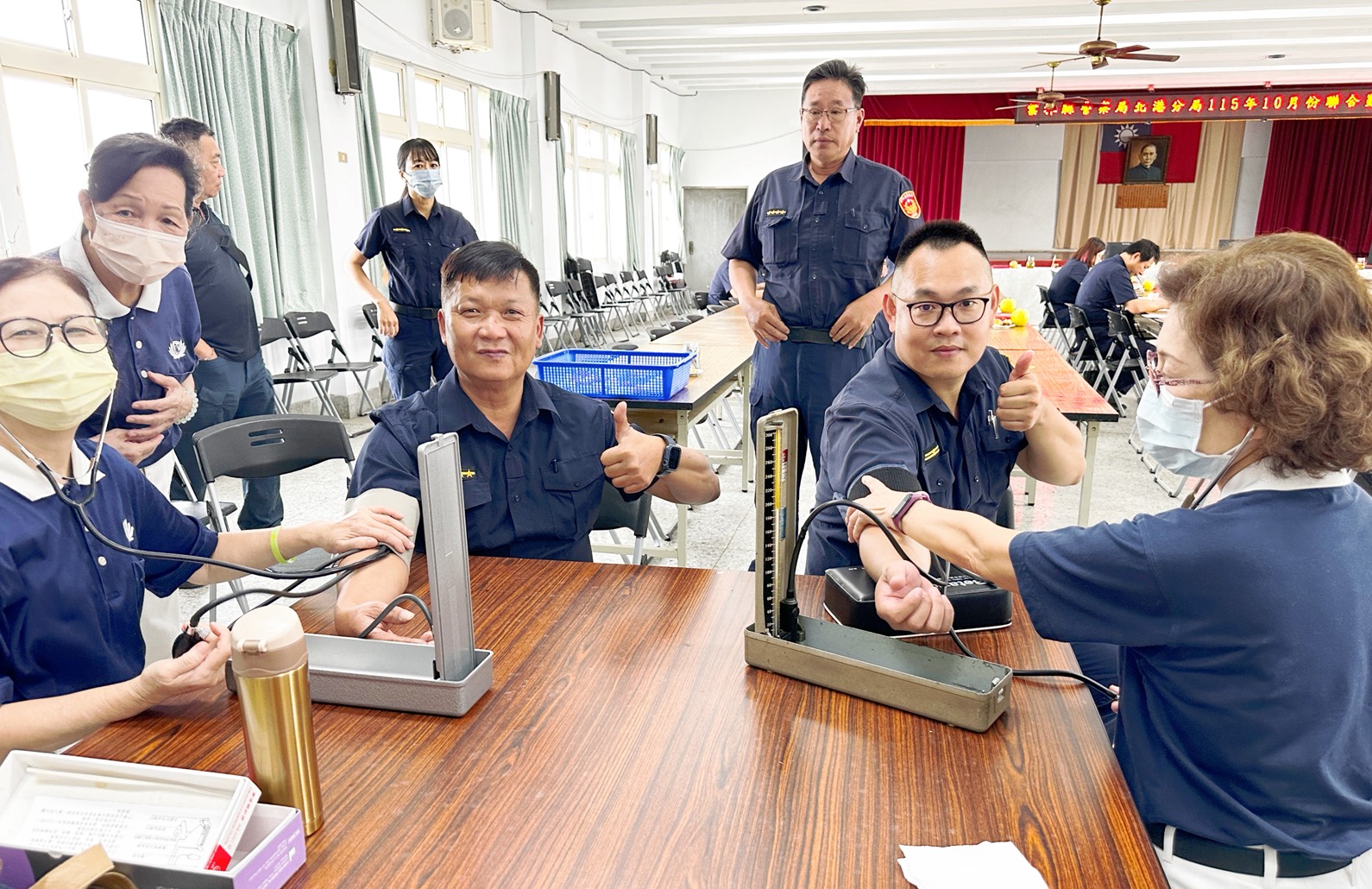 北港警分局召開聯合勤教會議,表揚近期績優員警,警友會北港辦事處主任謝政峰到場頒發獎勵金,肯定基層警察辛勞付出。(圖/北港警分局提供)
