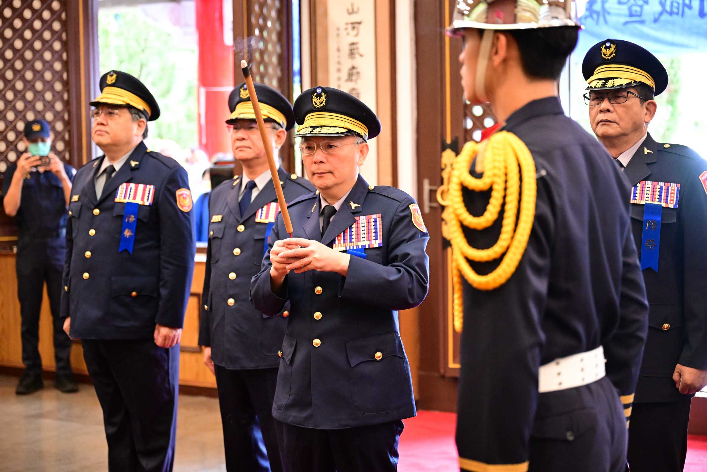 警政署15日在臺北內湖警察公墓舉行秋祭典禮,由署長張榮興主祭,率領警察同仁代表追思歷年因公殉職及病故的警察先賢。(圖/警政署提供)