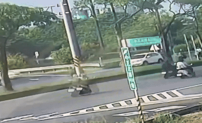 台南永康交流道昨(14)日上午發生死亡車禍,42歲薛姓男子駕車下交流道後連撞2輛機車,造成1死1傷,肇事原因仍待警方調查。