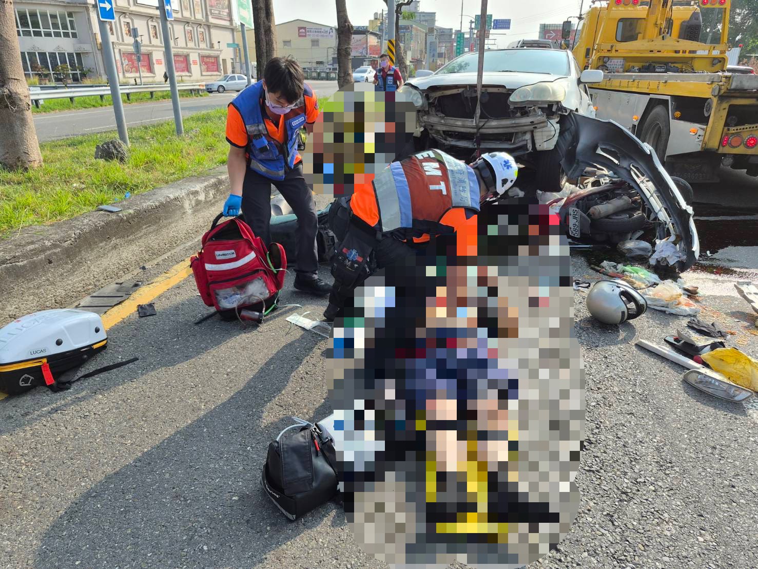 台南永康交流道昨(14)日上午發生死亡車禍,42歲薛姓男子駕車下交流道後連撞2輛機車,造成1死1傷,肇事原因仍待警方調查。