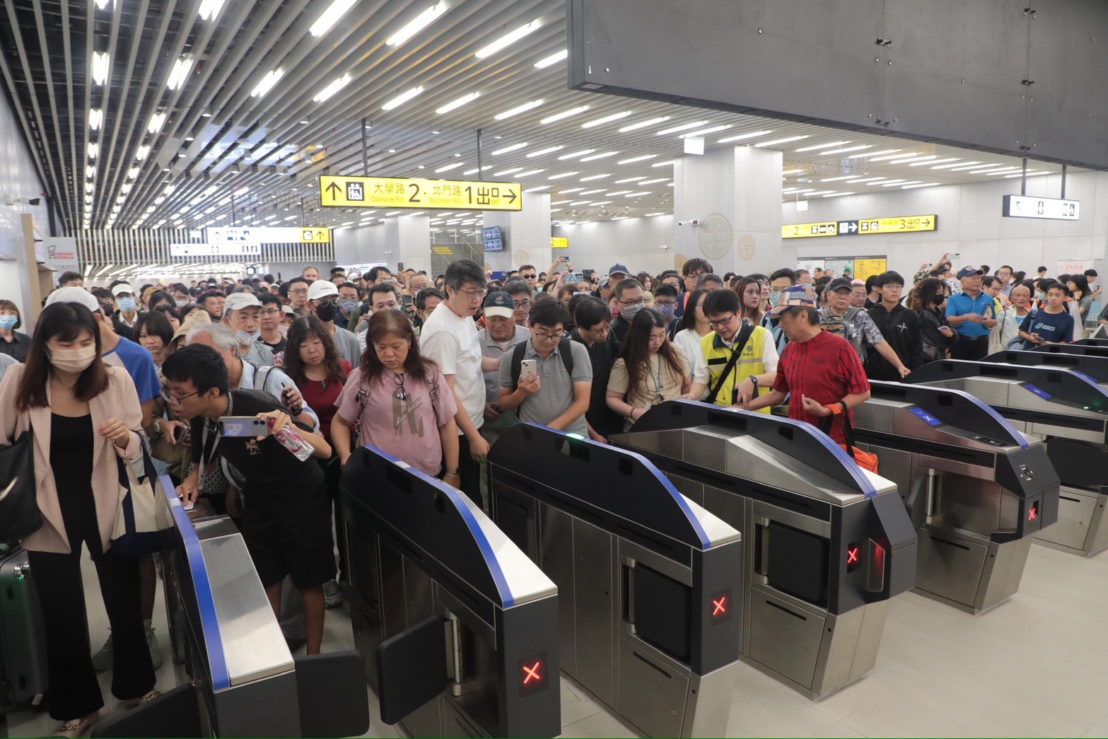大批民眾湧入新台南車站搶搭車。