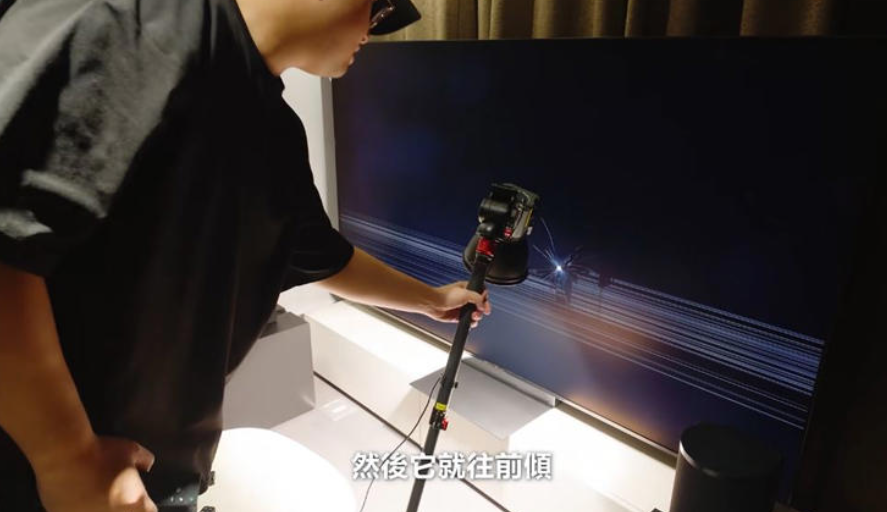 Joeman價值26萬的未上市電視遭新員工攝影師砸破。（圖／翻攝Joeman YouTube）
