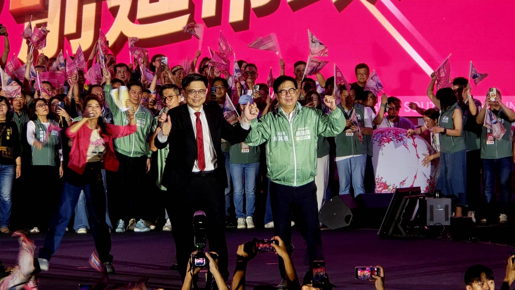 賴瑞隆競選總部成立大會大進場，陳其邁陪同。