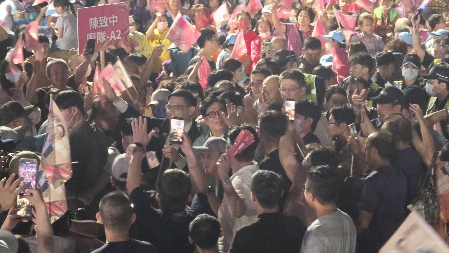 賴瑞隆競選總部成立大會大進場，陳其邁陪同。