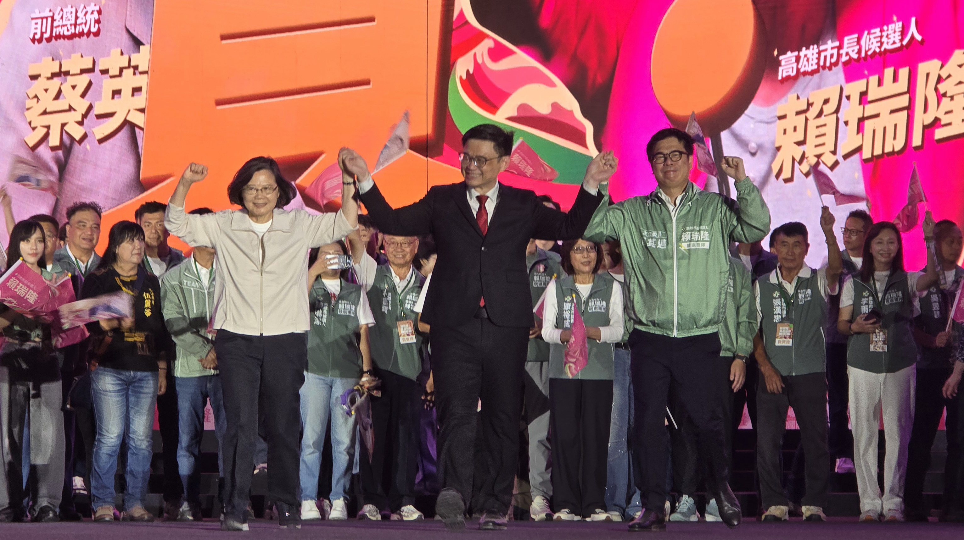 前總統蔡英文今(17)日傍晚出席高雄市長參選人賴瑞隆競選總部成立大會,並宣布接任競選總部榮譽主委,肯定賴瑞隆具備市府與國會20年歷練,呼籲選民支持賴瑞隆接棒,延續高雄建設與產業發展成果。