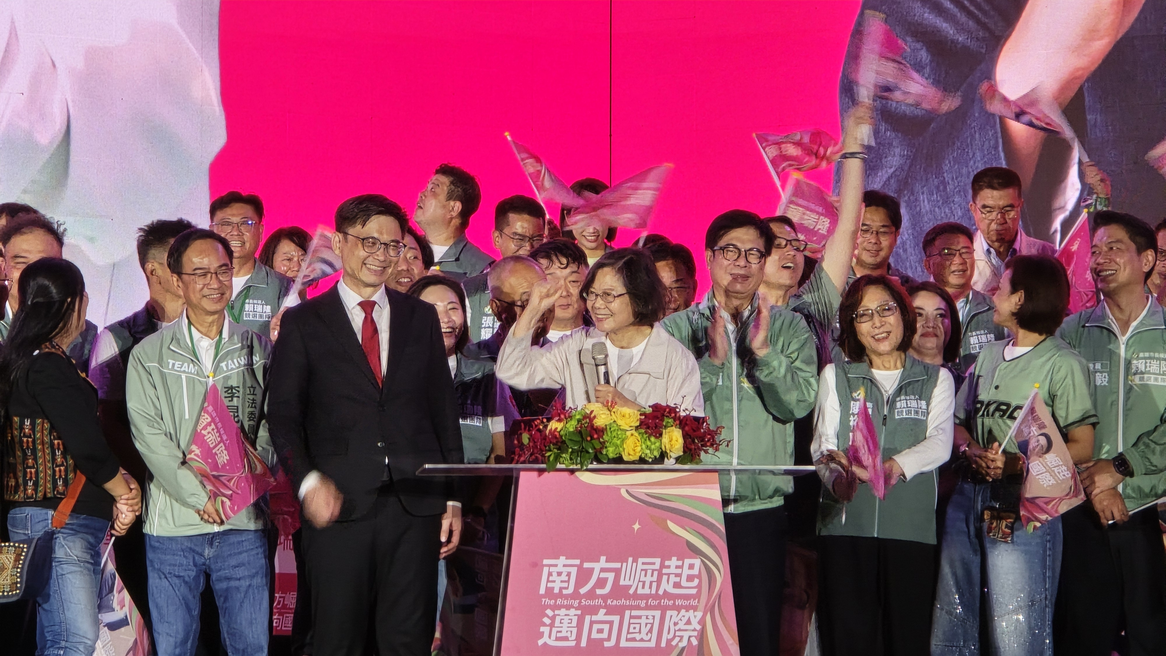 前總統蔡英文今(17)日出席賴瑞隆競選總部成立大會,壓軸登台力挺,並宣布接任競選總部榮譽主委,盼延續高雄建設成果。