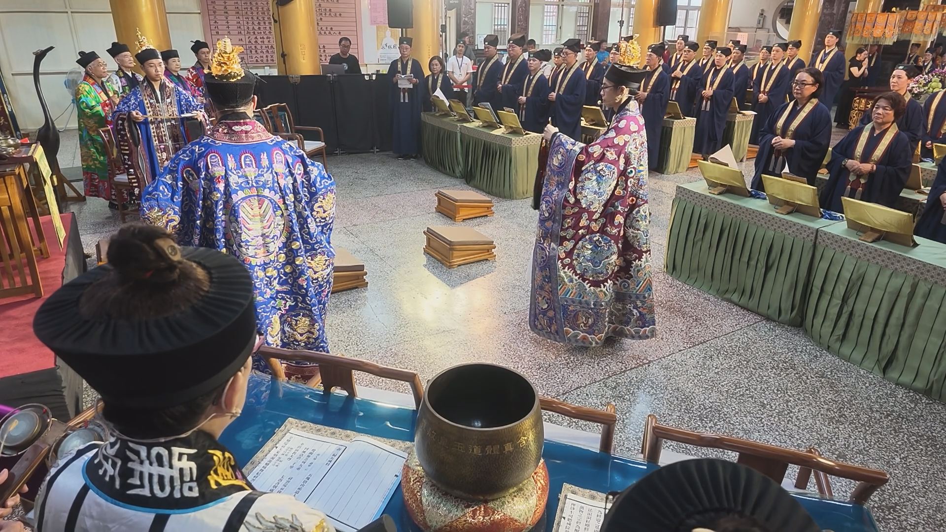 高雄關帝廟大典現場由全真、靈寶、禪和三派道長共同臨壇執禮,帶領百餘位戒子與禮生