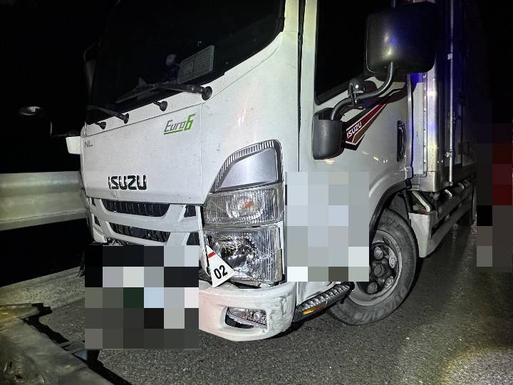 國道1號彰化溪州路段發生大貨車自撞事故，車頭右前方明顯受損。（圖／國道公路警察局第三公路警察大隊提供）