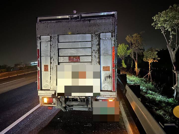 國道1號彰化溪州路段發生大貨車自撞事故，車頭右前方明顯受損。（圖／國道公路警察局第三公路警察大隊提供）