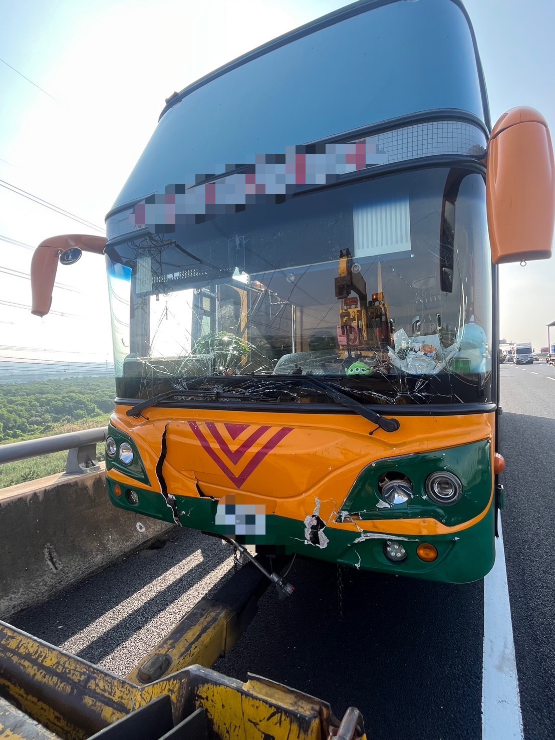 國道3號和美路段4車追撞!半聯結車疑未注意前方釀禍 1女駕駛受傷送醫