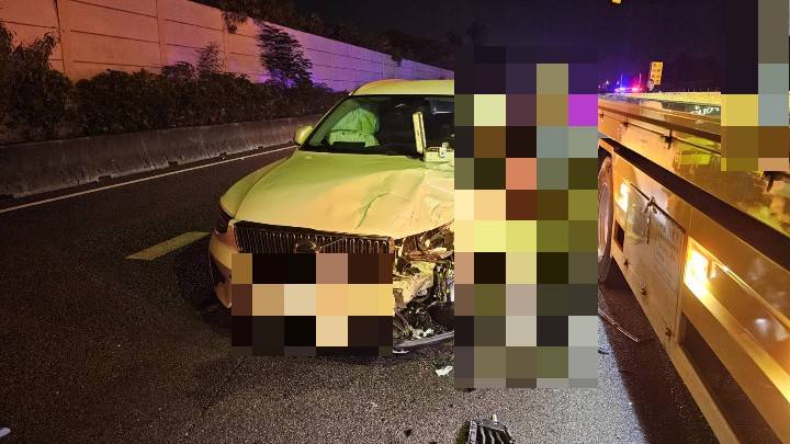 國道1號彰化秀水段凌晨車禍!小客車自撞護欄再遭追撞 2駕駛受傷