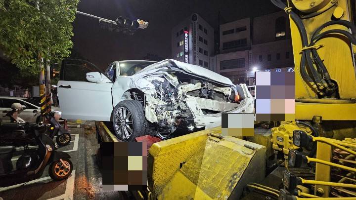 國道1號彰化秀水段凌晨車禍!小客車自撞護欄再遭追撞 2駕駛受傷
