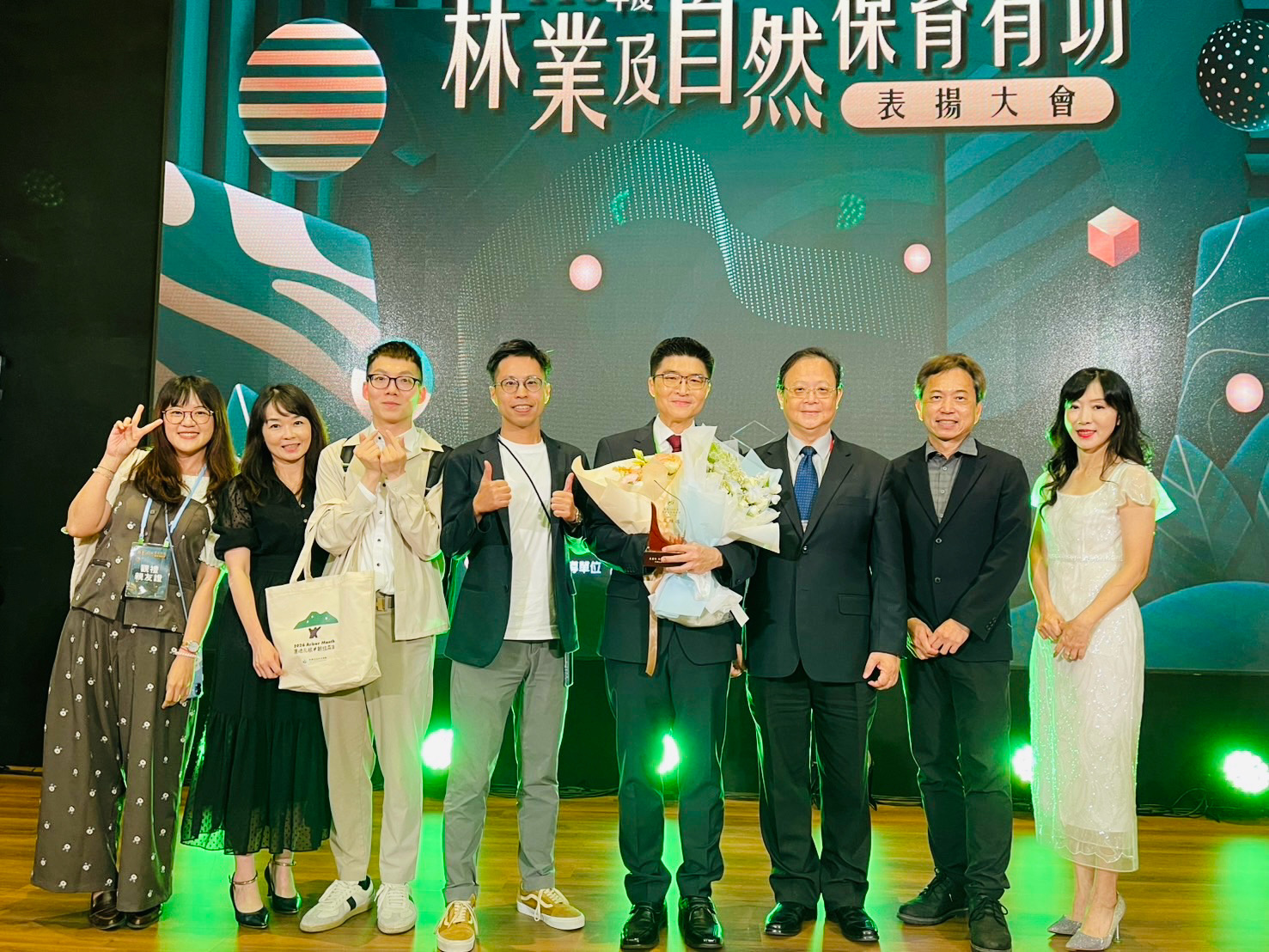 橋頭地檢署檢察官嚴維德（右）長期投入重大環境犯罪查緝，榮獲農業部「115年度林業及自然保育有功人員」獎項，出席表揚大會接受肯定。（圖／橋頭地檢署提供）
