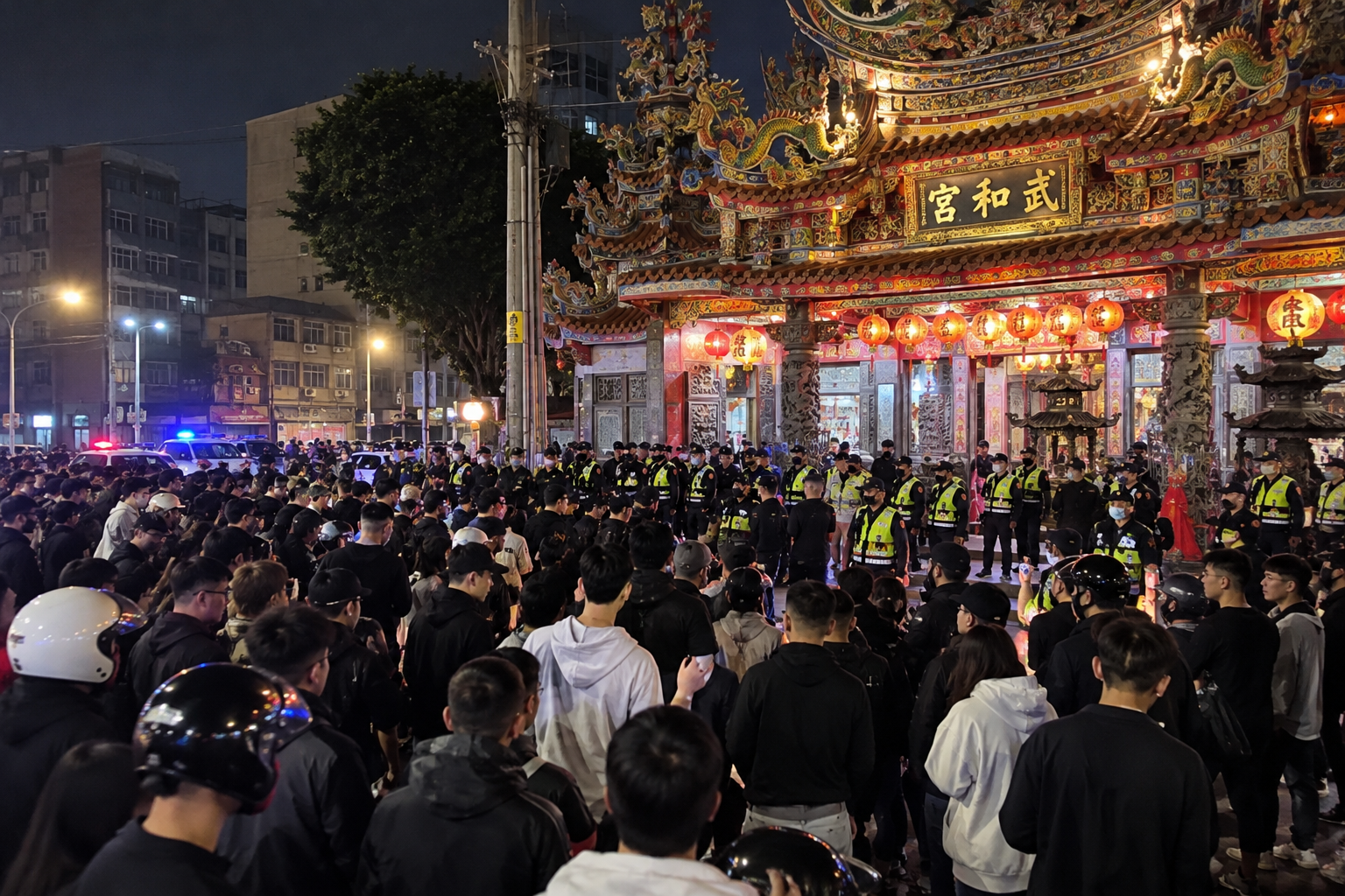 桃園中壢少年遭毆事件引發關注，19日晚間大批民眾前往宮廟聚集，警方部署警力維持現場秩序。（AI生成示意圖，非事件實際畫面）