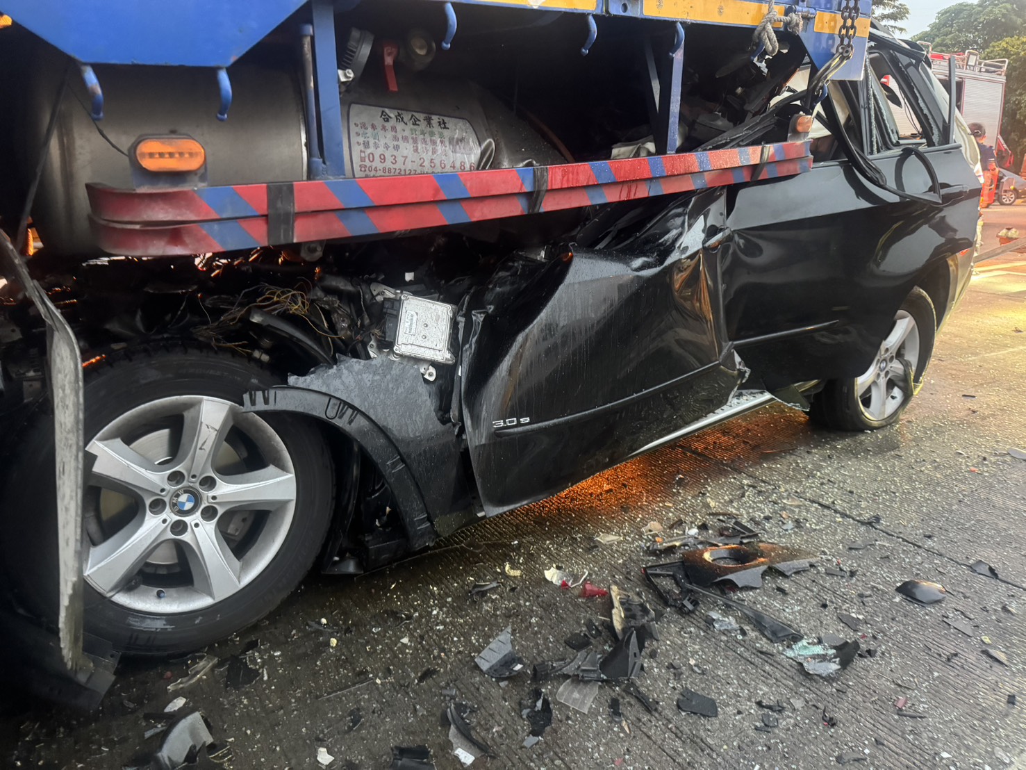一輛BMW今（21）日清晨5時許，不明原因撞進新化休息站，整輛車幾乎嵌進貨車底，造成駕駛、副駕駛死亡。