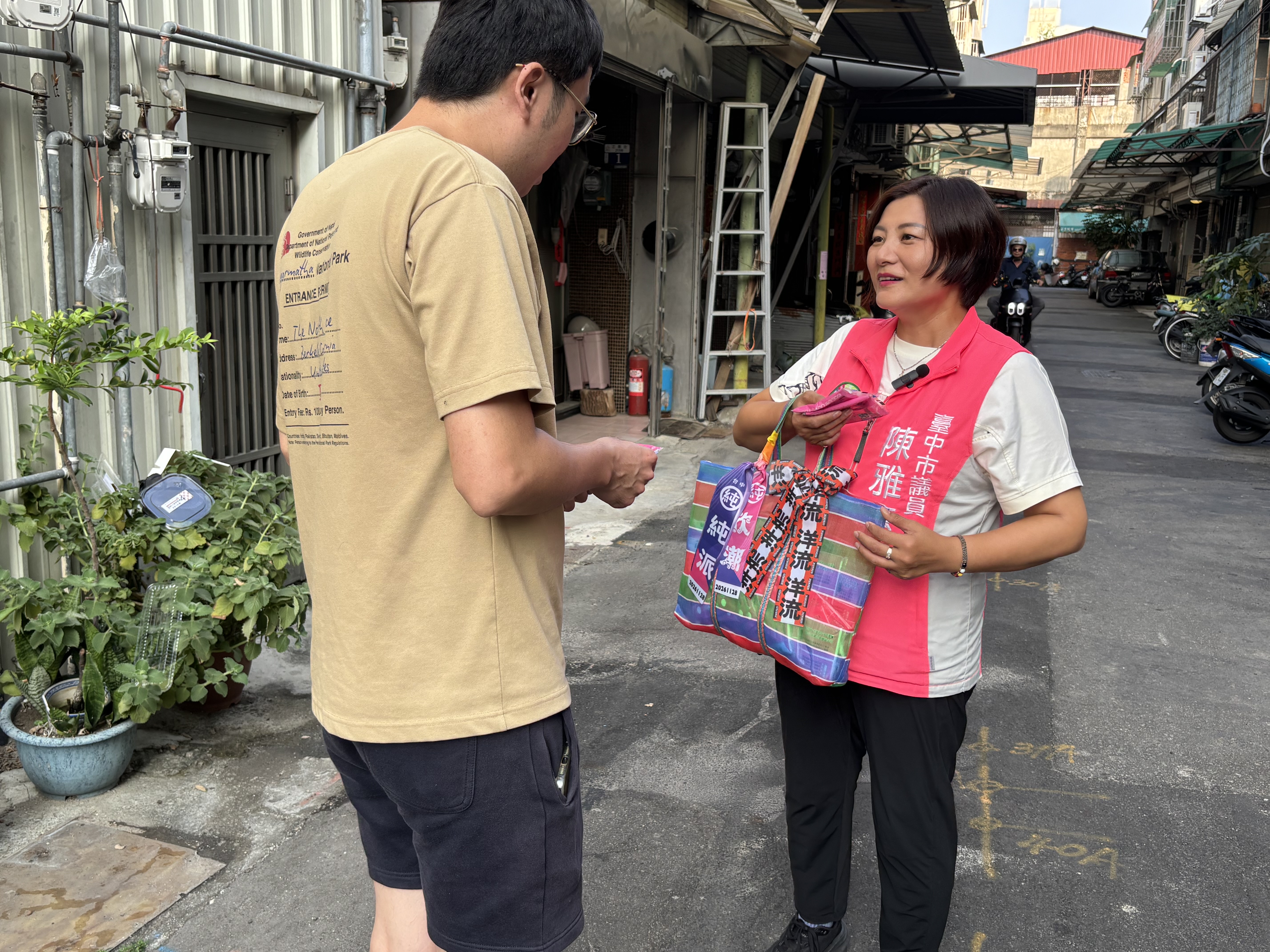 名牌包繫飄帶成潮流  陳雅惠台灣「LV」更吸睛
