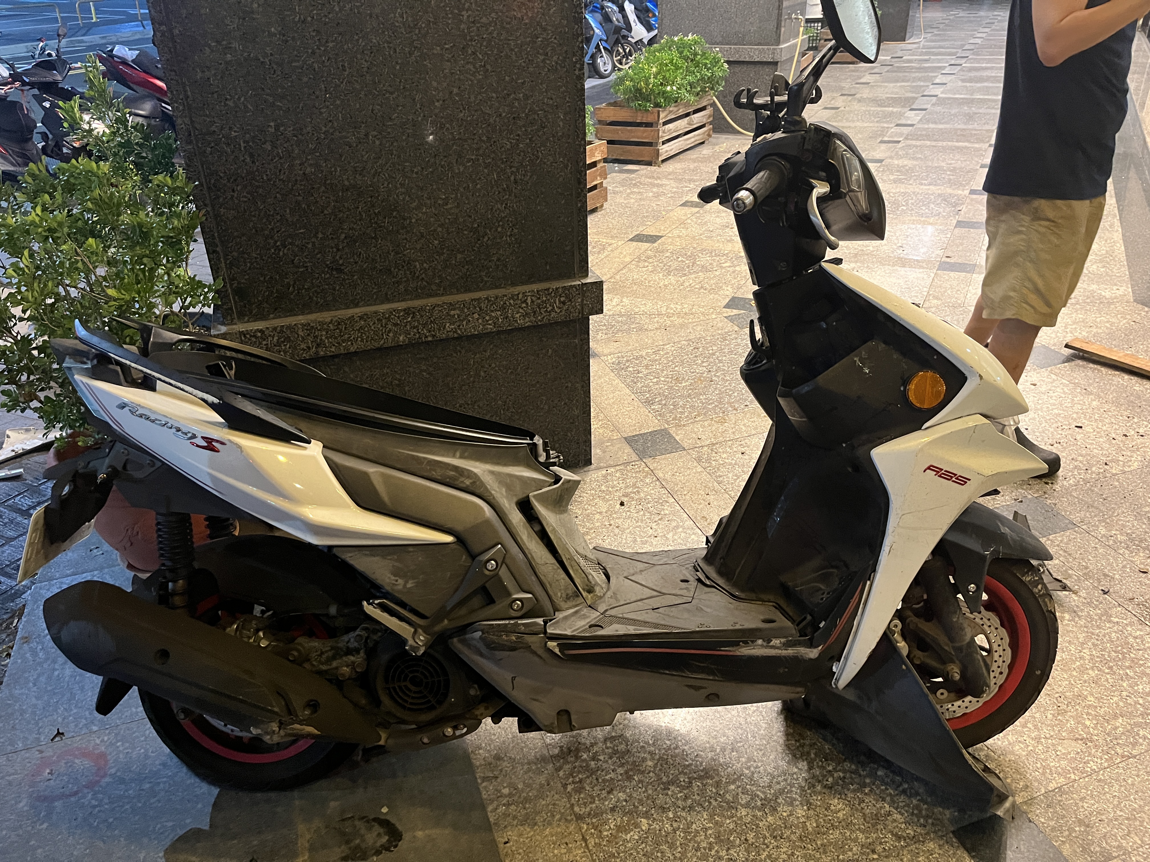 台中西區深夜車禍!計程車左轉與直行機車碰撞 騎士受傷送醫