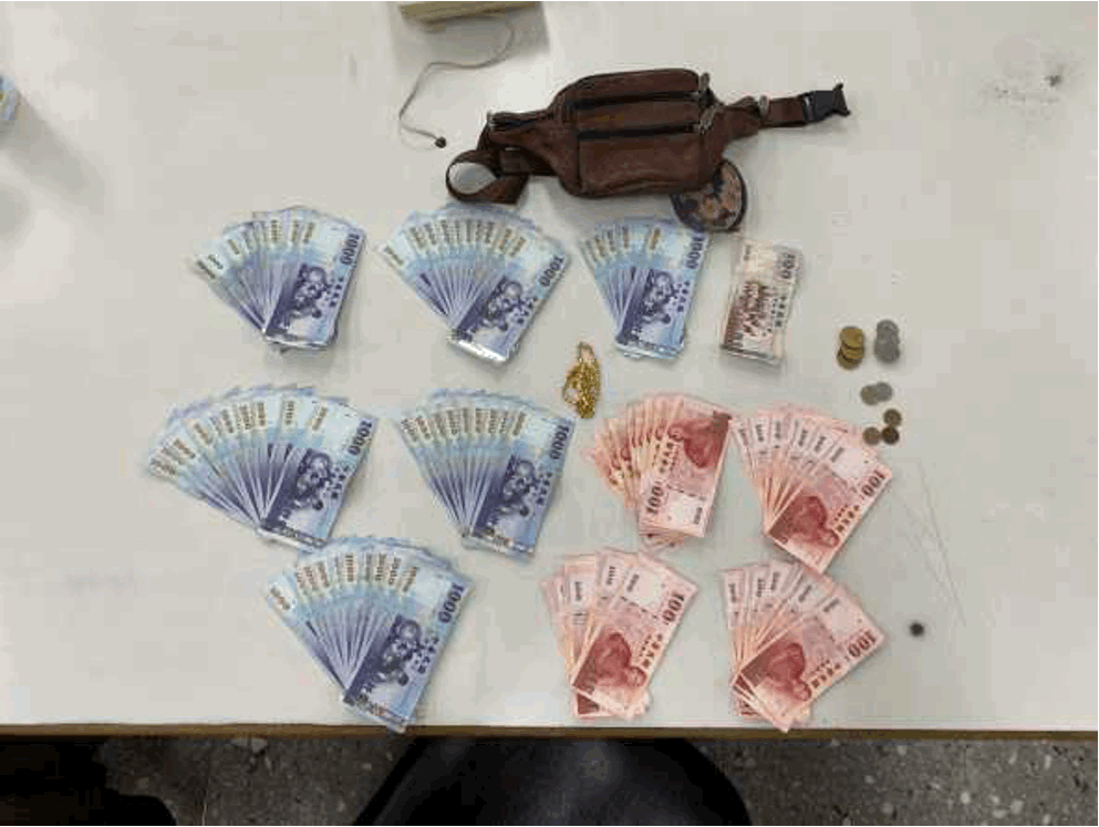 台中北屯街頭驚見20萬財物！警員拾獲近6萬現金、黃金項鍊　獲選廉潔楷模