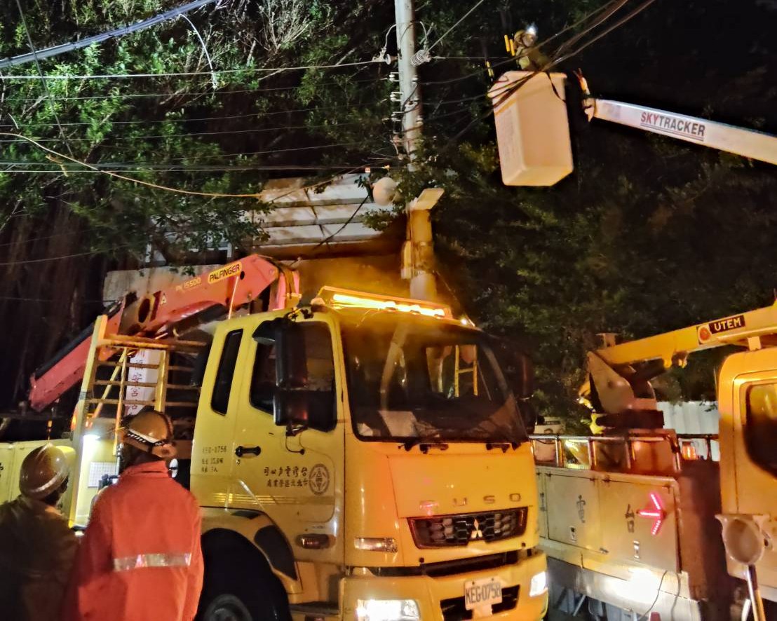 薔琵颱風帶來強風豪雨,全台累計停電逾14.6萬戶,台電啟動跨區支援機制,調度中南部15個工作班北上協助搶修。(資料照)