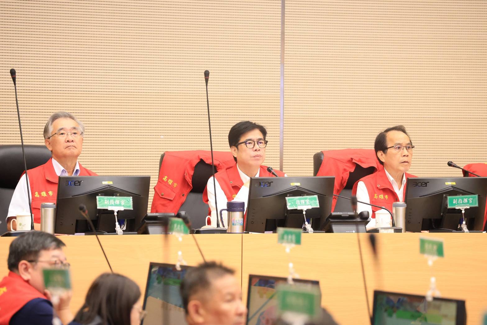 中度颱風薔琵影響台灣,陳其邁宣布高雄市明(24)日正常上班上課,引發網友兩派論戰,有人不滿風勢增強仍要上班,也有人認為市府依照氣象署標準決策。