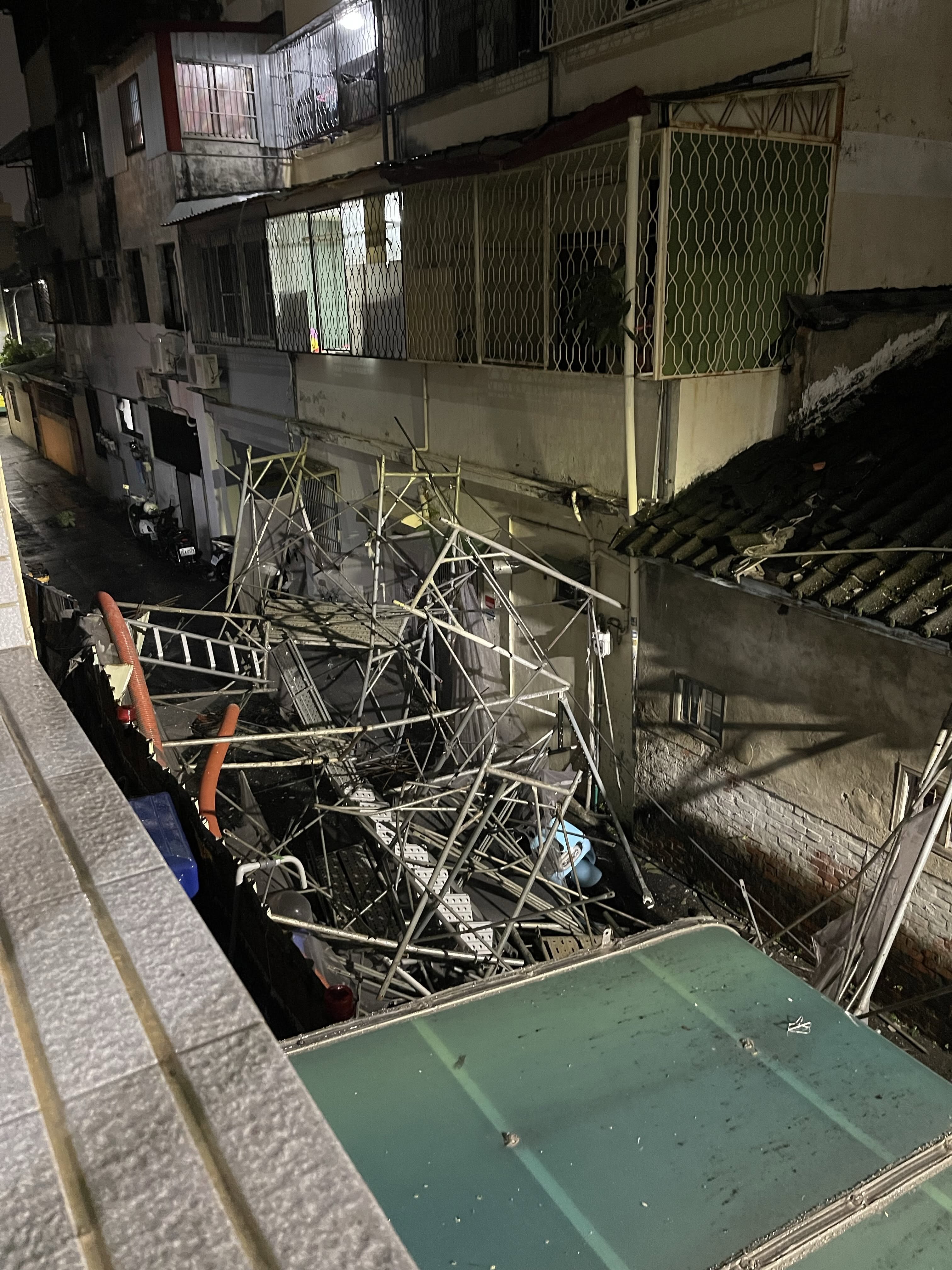 颱風強風吹垮整片鷹架！台中北區巷弄滿地鋼管　2輛機車遭砸