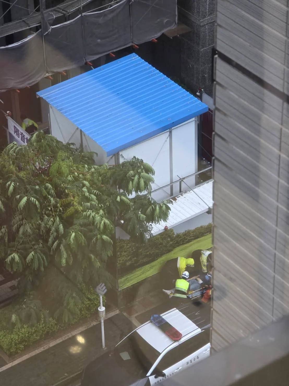 新北市新莊區中原東路24日下午發生重大工安事故,兩名工人在電梯安裝作業期間墜落,消防救護人員趕抵現場搶救。(圖/新海台提供)