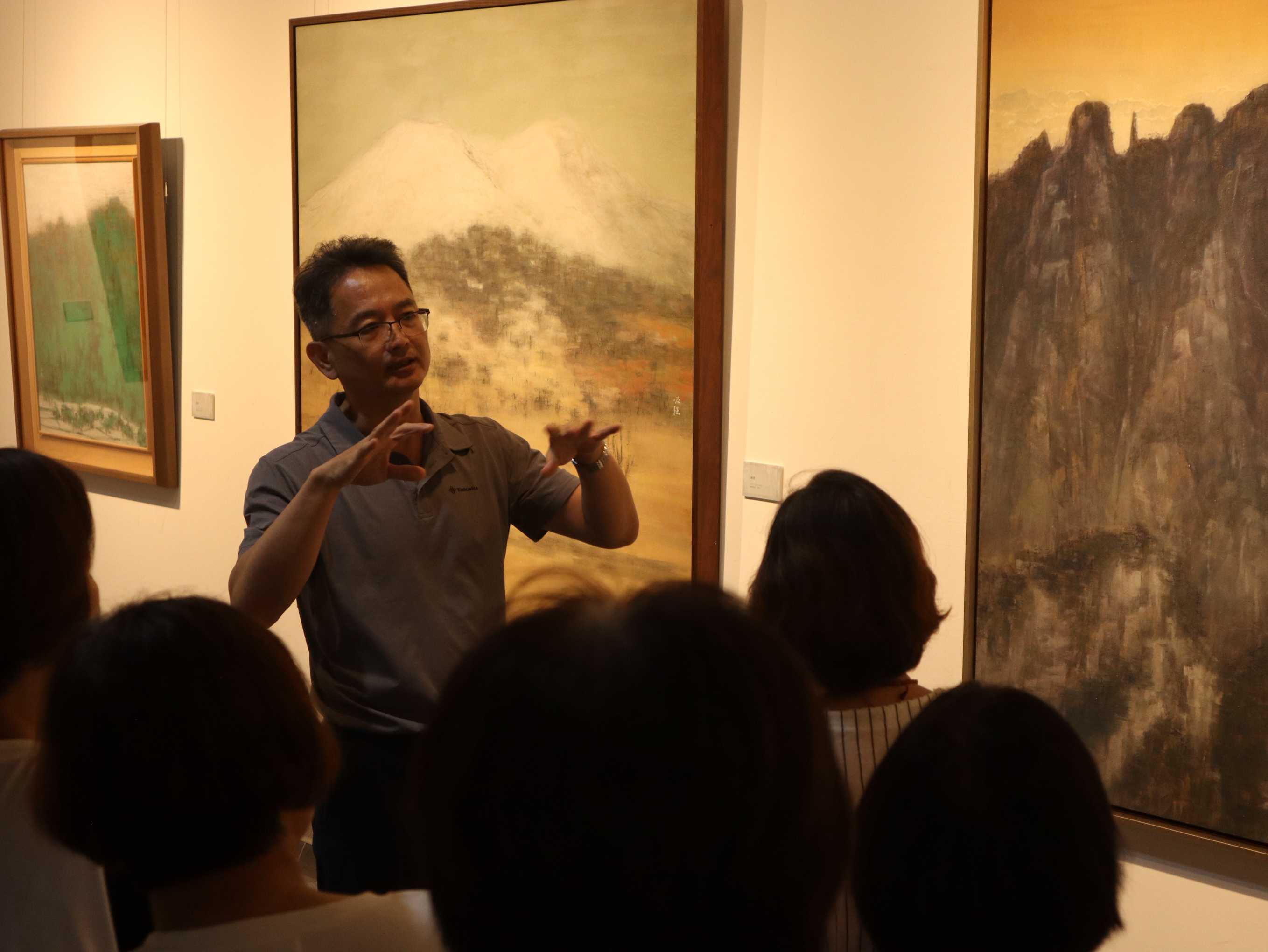 「真景靜域」展出34件作品，呈現藝術家對山水意境與礦物色彩的多年探索。
