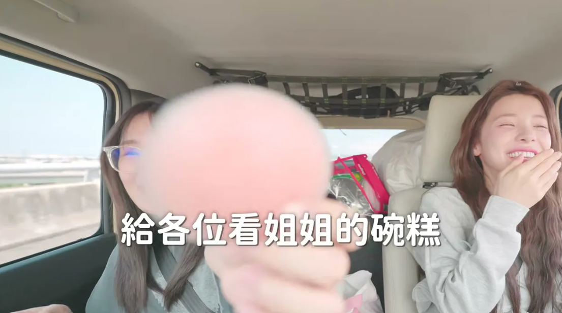 李多慧拿眼鏡時,胸墊一起掉出來。(圖/翻攝李多慧YouTube)