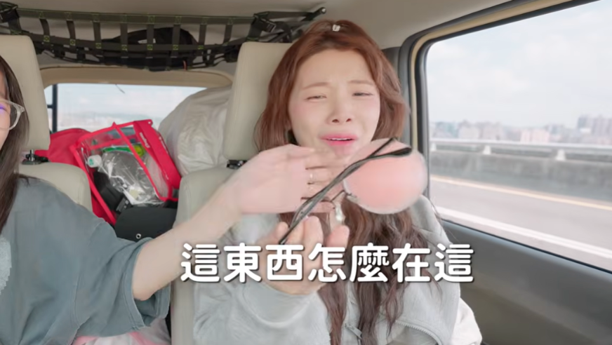 李多慧拿眼鏡時,胸墊一起掉出來。(圖/翻攝李多慧YouTube)