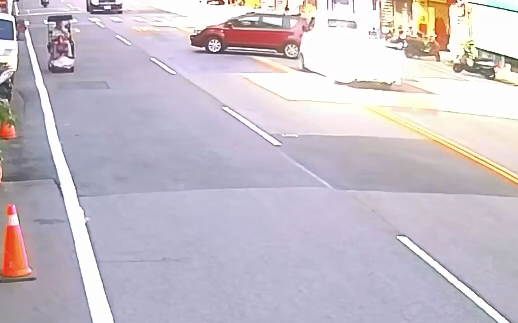 自小客車違規跨雙黃線 後車險撞全被錄下,駕駛怒批「死三寶」。