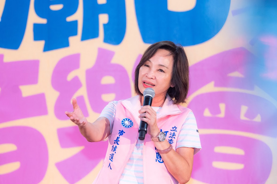 國民黨高雄市長參選人柯志恩近日上政論節目分享基層拜票趣事，透露曾有阿嬤拉住她，稱神明指示今年市長會是女性，還當場表態要投給她，讓柯志恩笑稱這句話比自己講破嘴的政見還有效。
