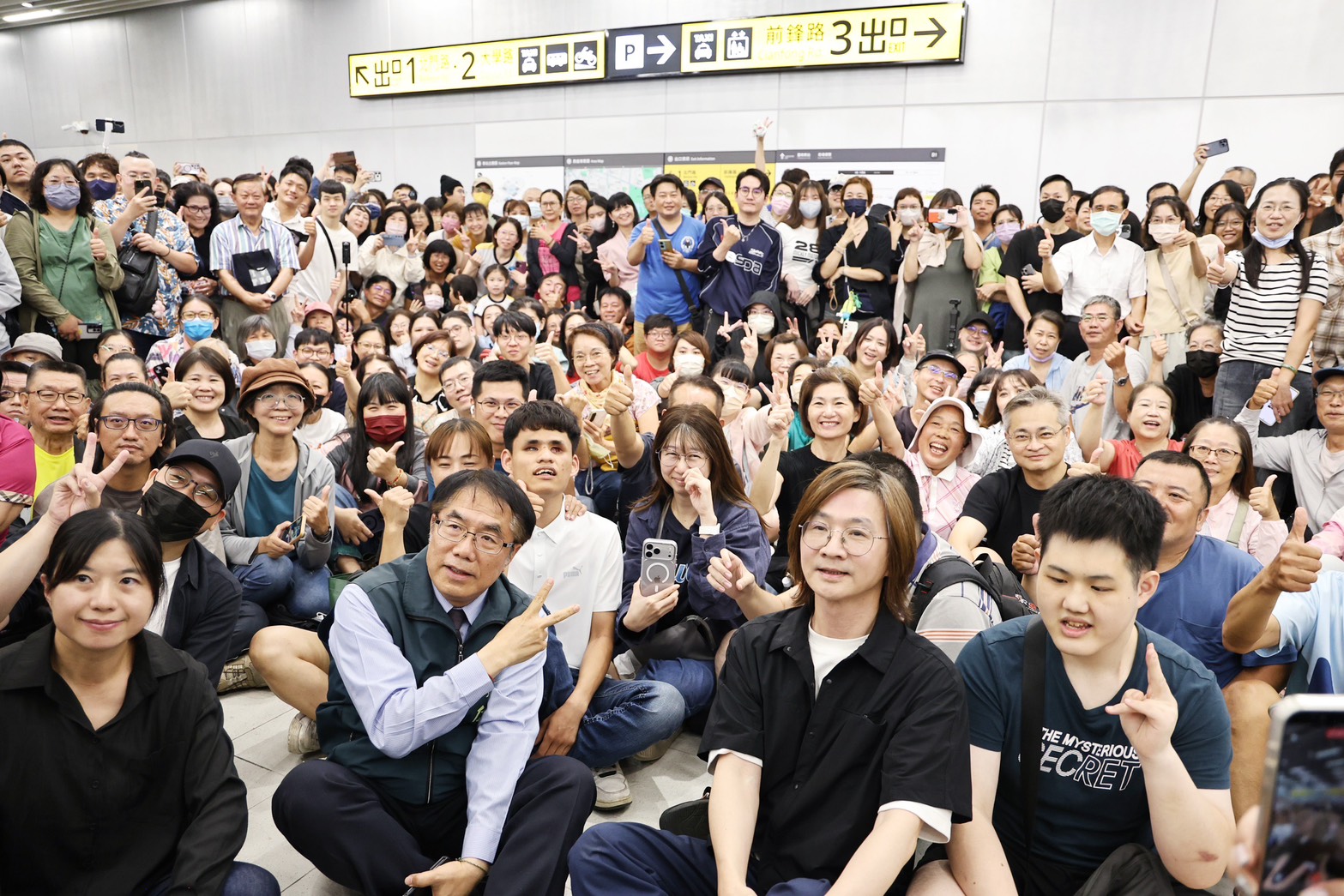 台南車站新站地下一樓公共鋼琴今（27）日晚間上演精彩音樂交流，知名音樂人林隆璇與曾獲總統教育獎的視障音樂人陳俊豪四手聯彈，林隆璇更演唱招牌歌曲《你那麼愛他》，熟悉旋律一響起，現場旅客紛紛跟著開口合唱，引發全場大合唱，氣氛熱烈又溫馨，吸引大批民眾駐足欣賞，台南市長黃偉哲也到場聆聽。