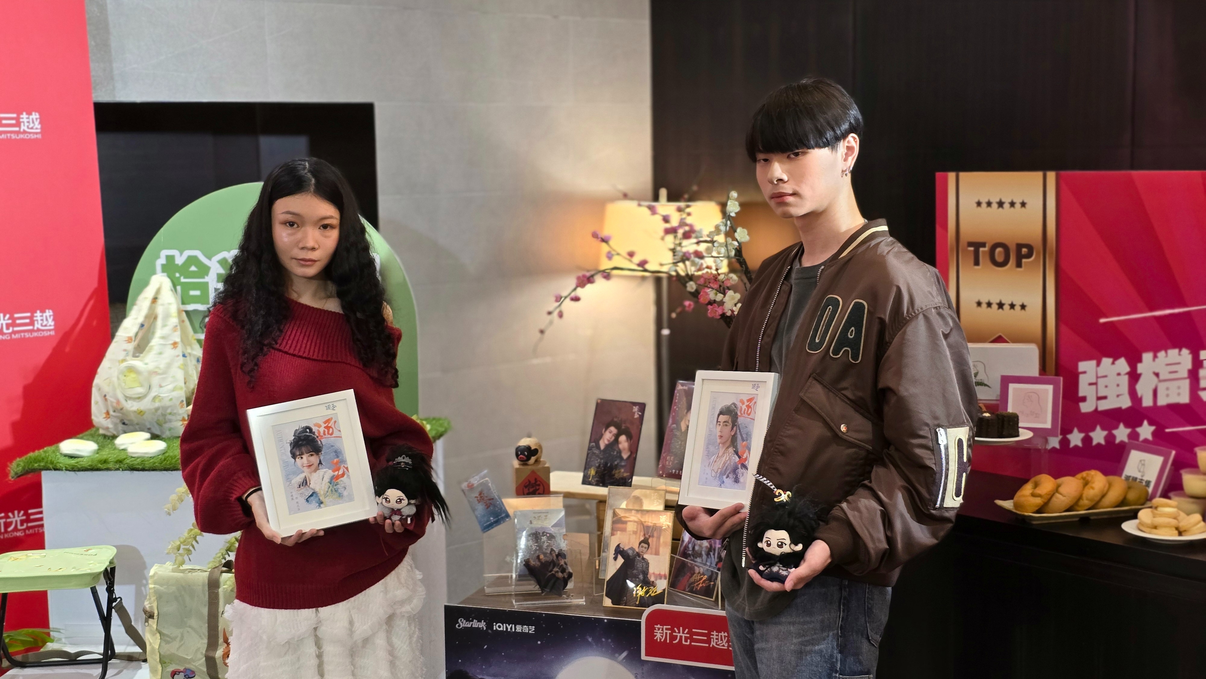 新光三越高雄左營店週年慶不只拚優惠,也鎖定話題IP與體驗式消費,《逐玉》官方期間限定店及VISION FESTA TMA VR體驗展將陸續登場,搭配週末親子活動,吸引民眾前往逛展。