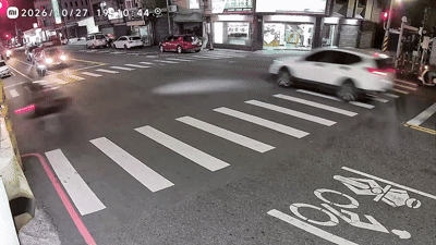台南新營區民治路發生驚悚車禍,監視器畫面顯示,機車通過路口時與自小客車發生碰撞,雙載的2名女子當場噴飛,事故發生時雙方號誌狀況及肇事責任仍待釐清。