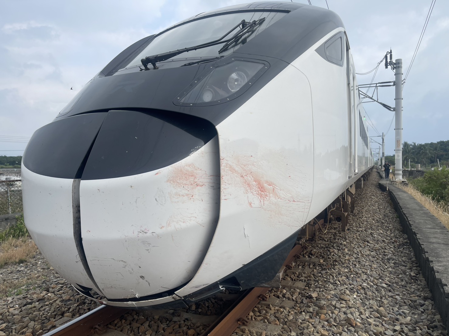 臺鐵410次EMU3000型新自強號列車於屏東佳冬下寮路平交道發生撞擊事故，車頭可見刮擦及受損痕跡。（圖／鐵路警察局高雄分局提供）