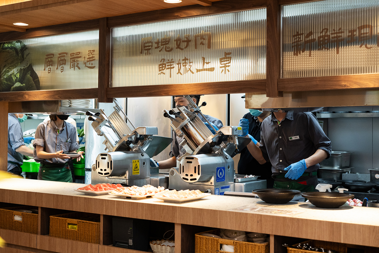 石二鍋台中文心崇德店改裝為全新風格旗艦店,導入透明廚房設計,讓消費者看見食材處理過程。(圖/石二鍋提供)