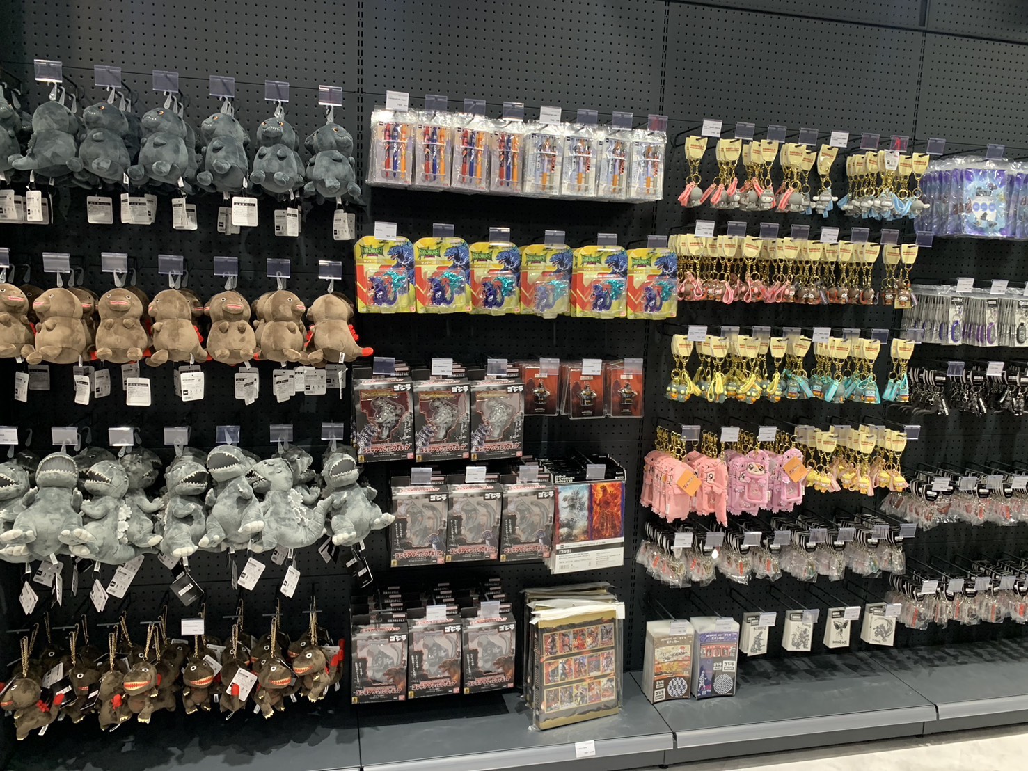 怪獸宇宙降臨高雄!GODZILLA POP-UP STORE 於大立A館展開試營運,從經典怪獸模型到人氣聯名周邊應有盡有,讓民眾不用飛日本也能感受哥吉拉魅力。