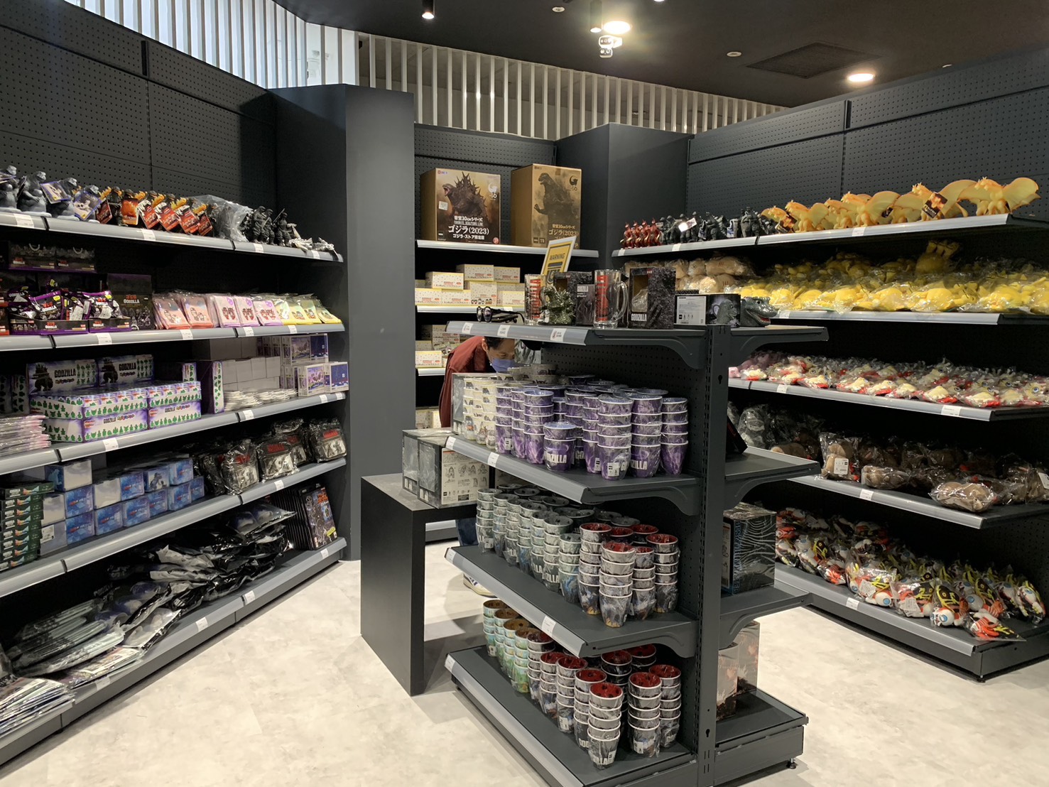 怪獸宇宙降臨高雄!GODZILLA POP-UP STORE 於大立A館展開試營運,從經典怪獸模型到人氣聯名周邊應有盡有,讓民眾不用飛日本也能感受哥吉拉魅力。