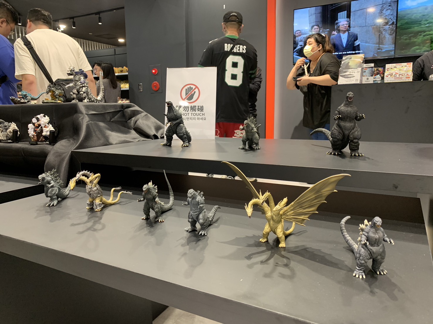 怪獸宇宙降臨高雄!GODZILLA POP-UP STORE 於大立A館展開試營運,從經典怪獸模型到人氣聯名周邊應有盡有,讓民眾不用飛日本也能感受哥吉拉魅力。