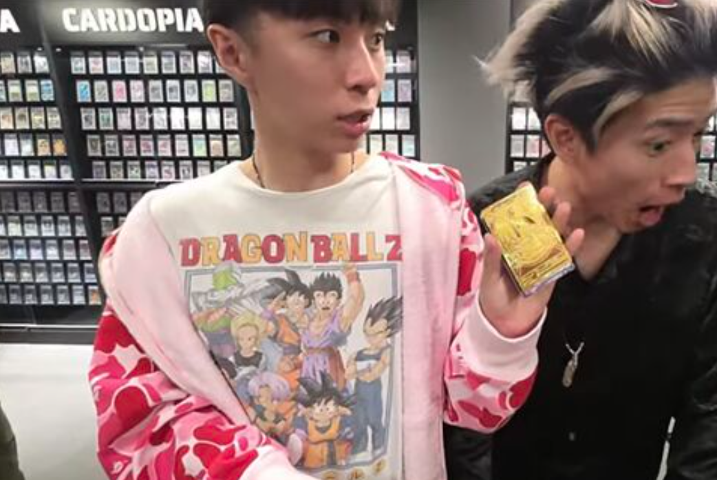 Ray到卡牌店開卡包,因驚人中獎率掀起討論。(圖/翻攝Ray YouTube)