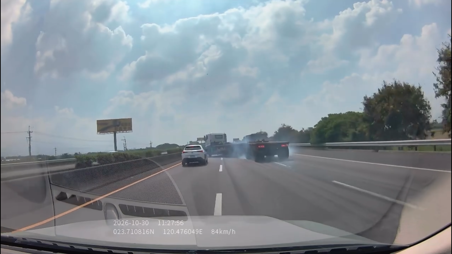 國道1號南向斗南路段發生交通事故，行車紀錄器拍下大型聯結車與小客車碰撞的驚險畫面。（圖／民眾授權提供）